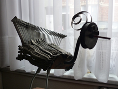 vogel gemaakt met onderdelen oude schrijfmachine